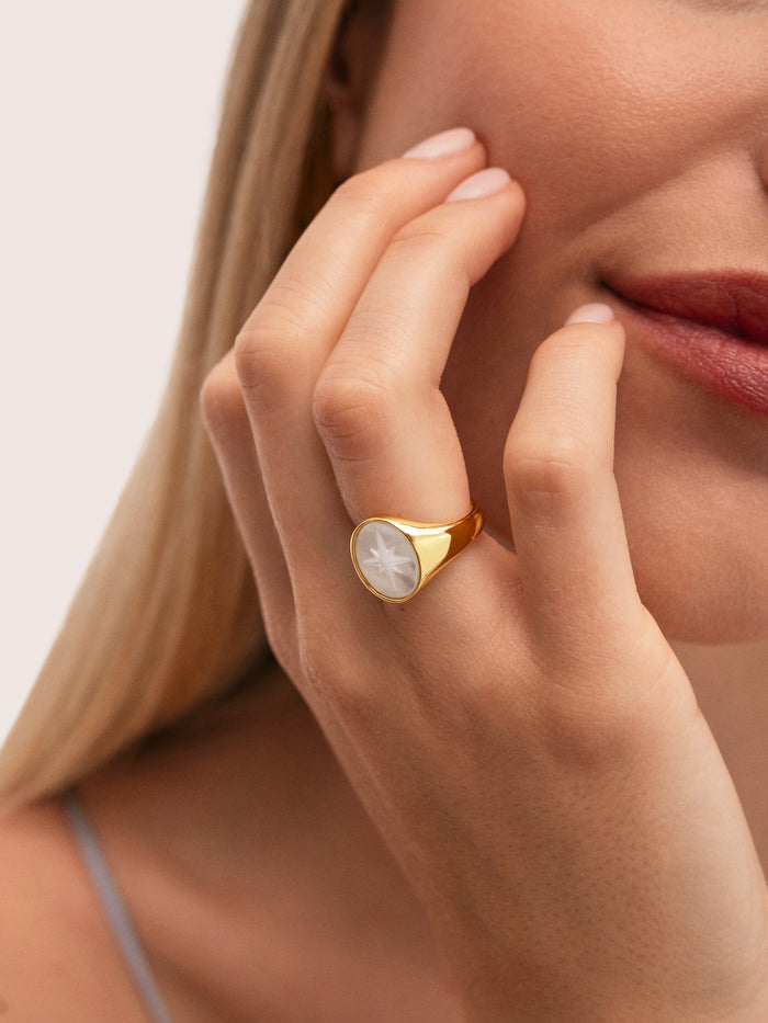 Anillo Rosa de Los Vientos Nácar Baño Oro
