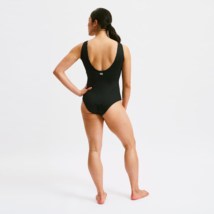 Model:Kia is 5'7" and wears a medium