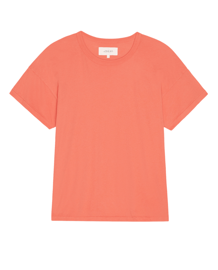 The Boxy Crew. Solid in Guava by THE GREAT. SU26 SEASONAL CORE is a women's coral boxy short-sleeve top shown laid flat on a white background.