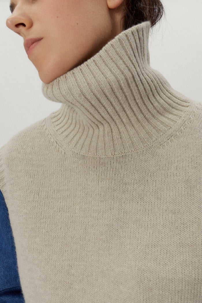 the high neck woolen vest ecru
