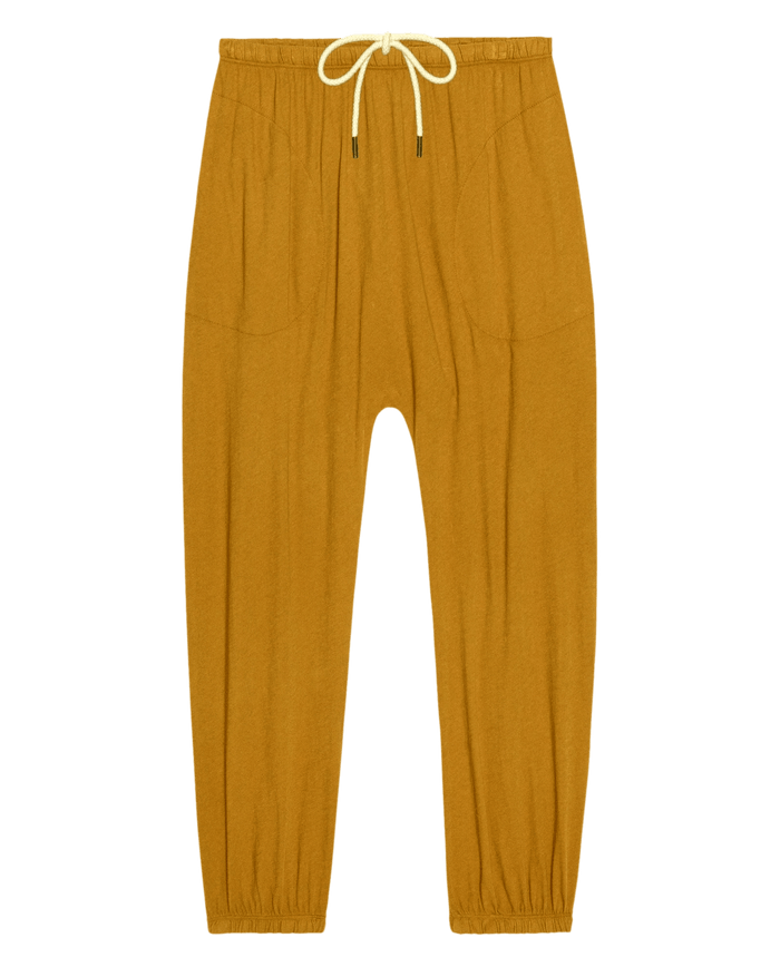 The Jersey Jogger Pant in Cork by THE GREAT. SU26 SEASONAL CORE features an elastic waistband with white drawstring, side pockets, and elastic ankle cuffs, shown laid flat on a white background.