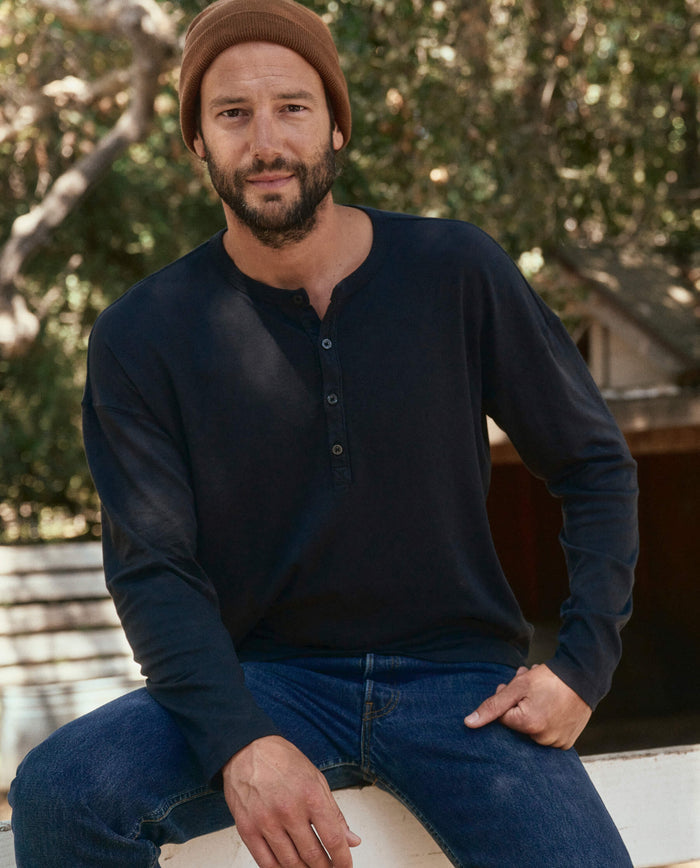 The Men's Boxy Henley. -- Almost Black TEES THE GREAT. HOL 22 MEN