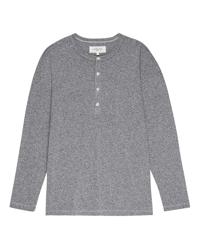 The Men's Boxy Henley shirt from THE GREAT. HOL 22 MEN, in Heather Grey, is a long-sleeved, 100% cotton garment featuring a four-button placket and a tag at the neckline.