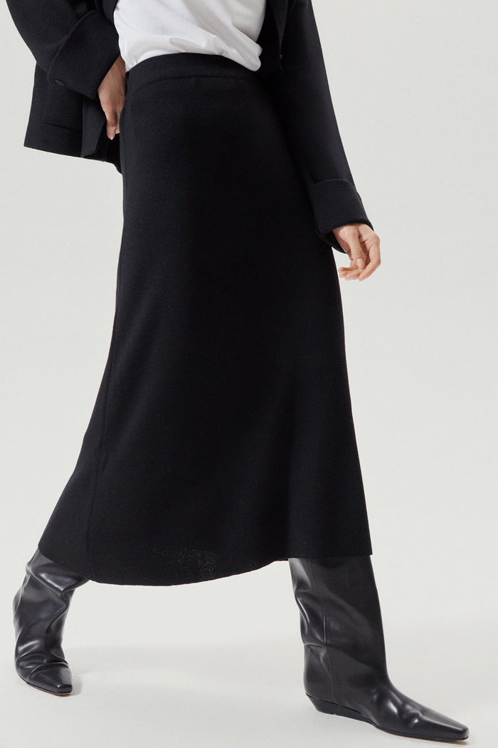 the merino wool flare skirt black