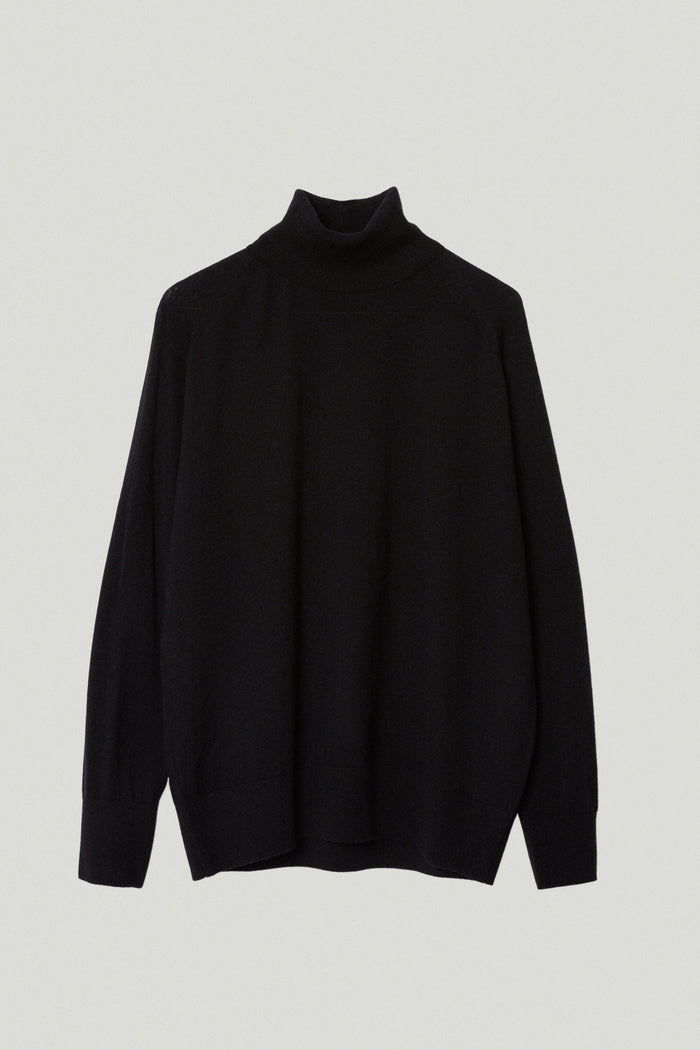 the ultrasoft wool relaxed roll neck black