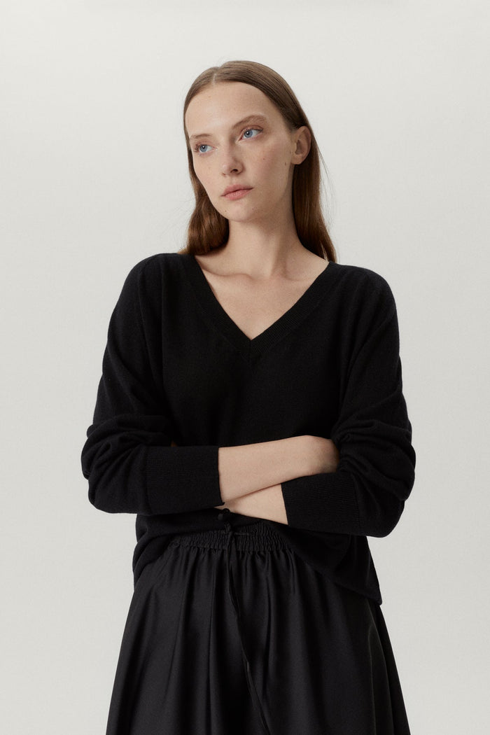 the ultrasoft wool relaxed v neck black
