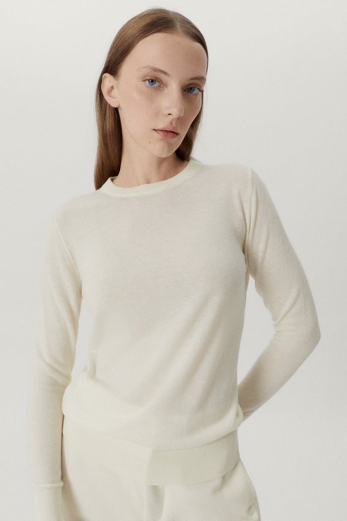 the ultrasoft wool round neck  natural white