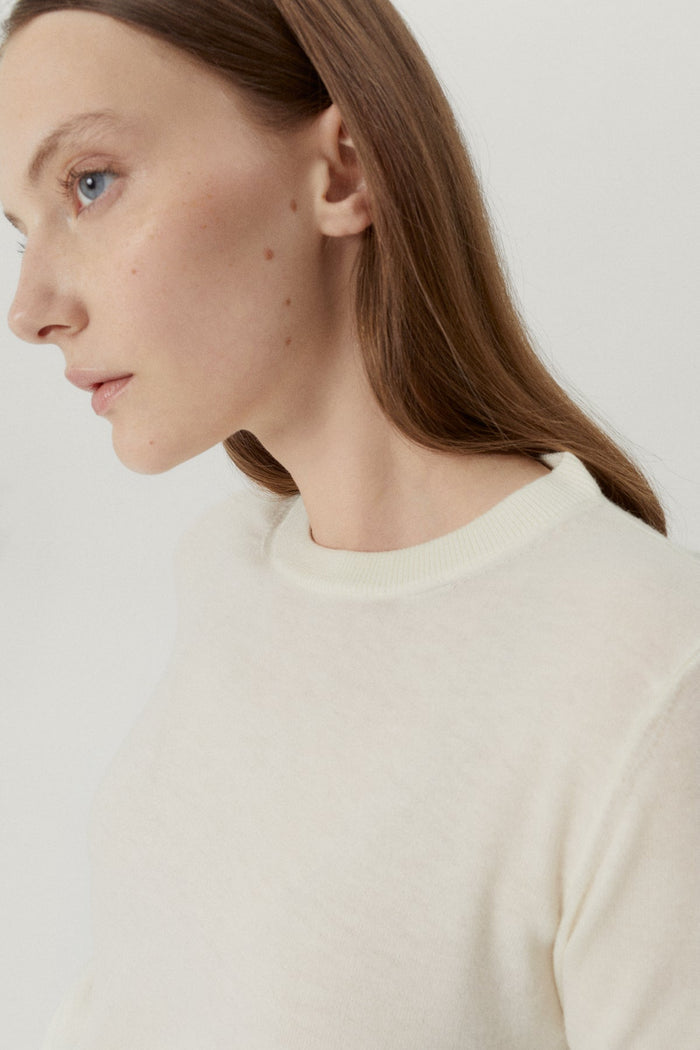 the ultrasoft wool round neck  natural white