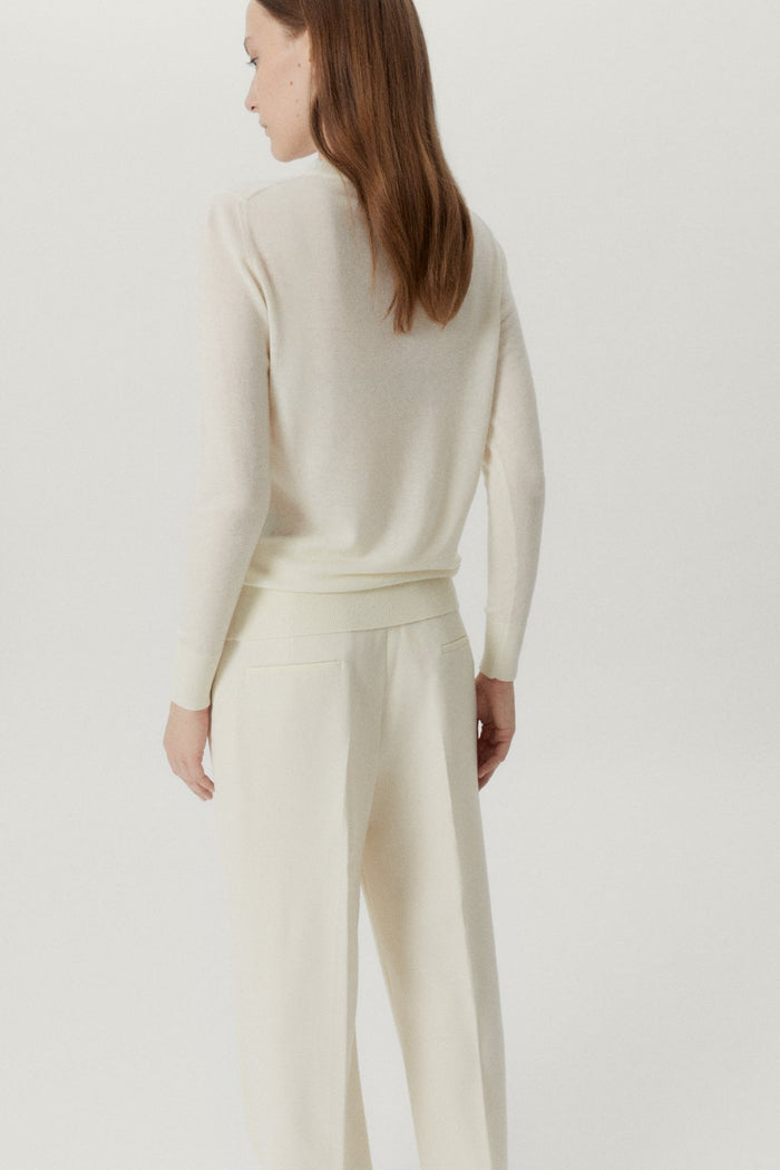the ultrasoft wool round neck  natural white