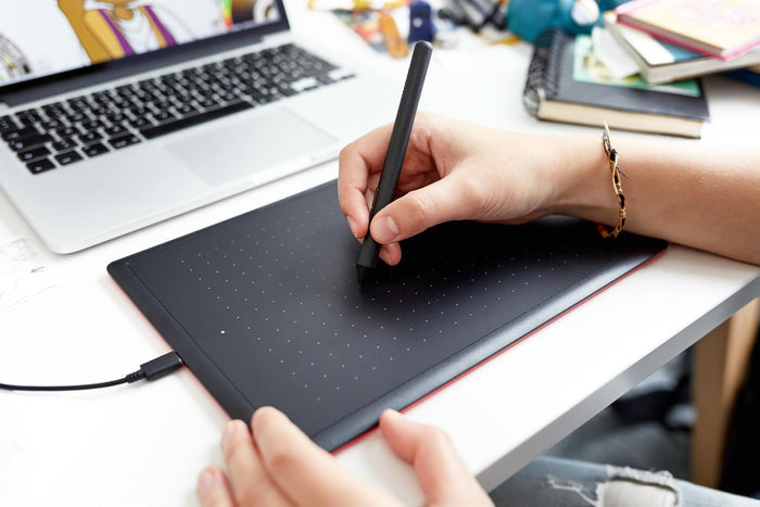 Wacom One by CTL-672/K0-CX Medium 8.5-inch x 5.3-inch Graphic Tablet (Red and Black) - Unboxify